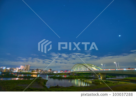 從東京狛江市東泉眺望多摩川登戶方向（多摩水道橋、維納斯等）的夜景 103037288