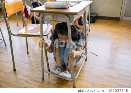 上課時發生地震 大地震 小學 小學生 上課時發生地震 大地震 小學 小學生 103037348