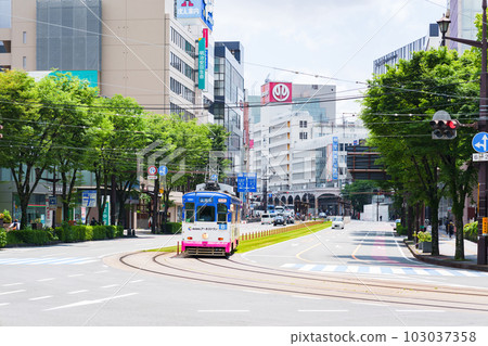 A streetcar runs through Kumamoto City [ Image of Kumamoto City ] 103037358
