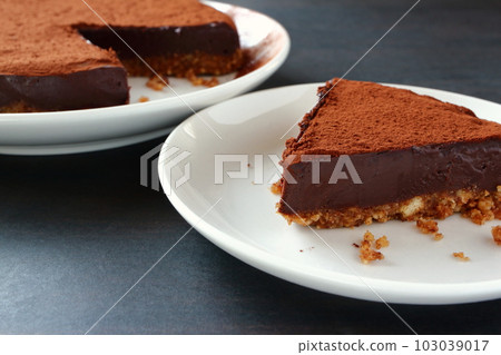 Raw chocolate tart made of cut cookie dough 103039017