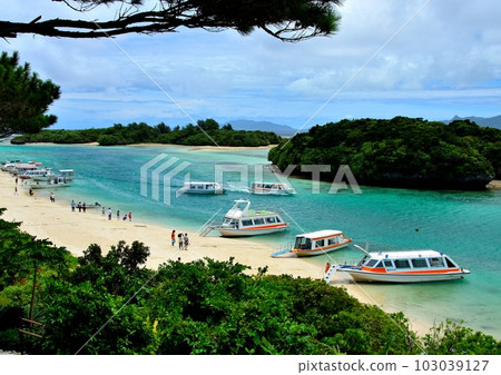 Gather on a sightseeing boat in Kabira Bay 103039127