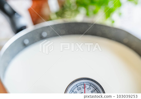 The temperature at which vinegar is added to warm milk 103039253
