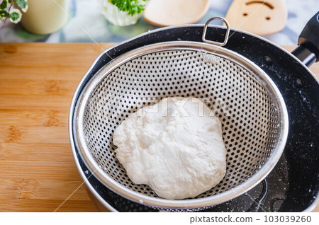 揉好的馬蘇里拉奶酪 103039260