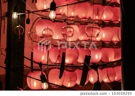 Wind chimes and lanterns Wind chimes and lanterns 103039293