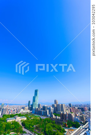 [Osaka Prefecture] Sightseeing in Osaka on a blue sky holiday in June 103042295