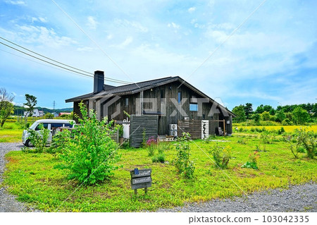 EKARA, a restaurant in a field in Mikasa City, Hokkaido A cottage in a field 103042335