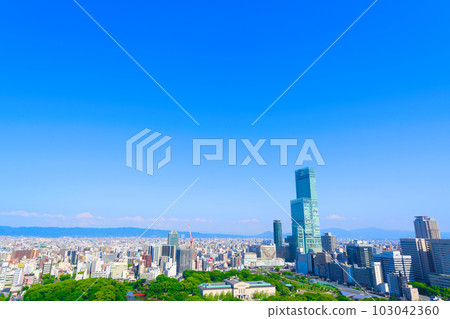 [Osaka Prefecture] Sightseeing in Osaka on a blue sky holiday in June 103042360