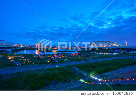 晚上從東京狛江市東泉眺望川崎市多摩區登戶 103042680