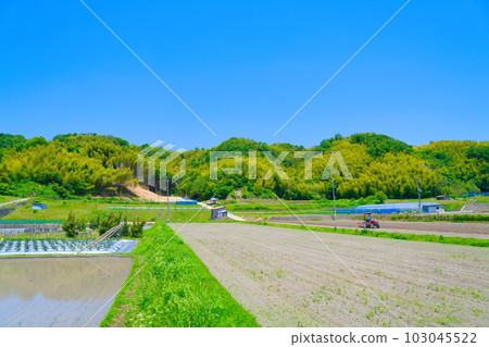 [Osaka Prefecture] June, aging agriculture, elderly people doing farm work with tractors 103045522