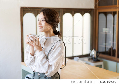 喝熱飲的女人的畫像 103045689