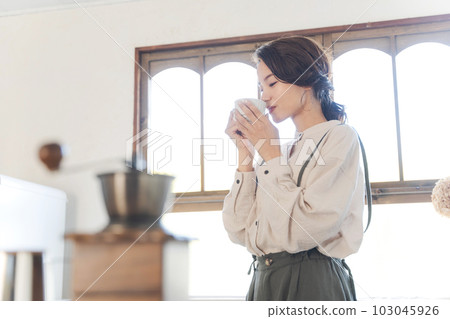 一個女人喝咖啡的肖像 一個女人喝咖啡的肖像 103045926