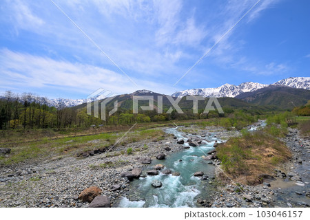 <<Nagano Prefecture>> Hakuba Village in spring, Shirouma Sanzan with remaining snow and Matsukawa with fresh greenery 103046157
