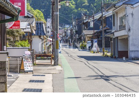 Hasederamonzencho, the season of fresh greenery (Hatsuse, Sakurai City, Nara Prefecture) Hasederamonzencho, the season of fresh greenery (Hatsuse, Sakurai City, Nara Prefecture) 103046435