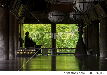 Fresh green seen from the main hall (reido) of Hasedera Temple (Hatsuse, Sakurai City, Nara Prefecture) Fresh green seen from the main hall (reido) of Hasedera Temple (Hatsuse, Sakurai City, Nara Prefecture) 103046462