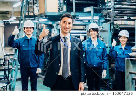 給出好兆頭的推銷員和工廠工人 103047126