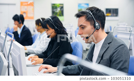 在辦公室工作的跨國集團 在辦公室工作的跨國集團 103051310