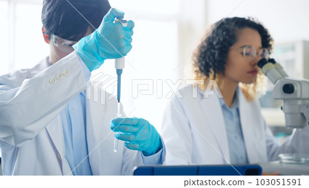 多國研究人員小組在實驗室進行實驗 多國研究人員小組在實驗室進行實驗 103051591