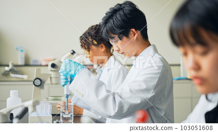 多國研究人員小組在實驗室進行實驗 103051608