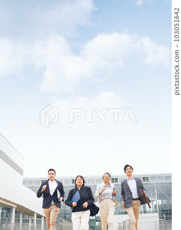 跑在辦公室的跨國企業集團 跑在辦公室的跨國企業集團 103051642