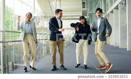 跨國企業集團在大堂跳舞 103051651