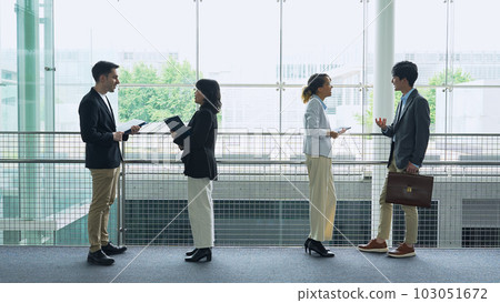 跨國企業集團在大廳交談 跨國企業集團在大廳交談 103051672