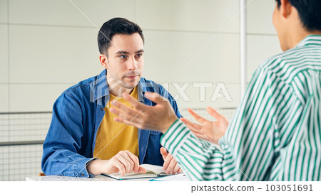 一個男人和一個外國男人說話 103051691