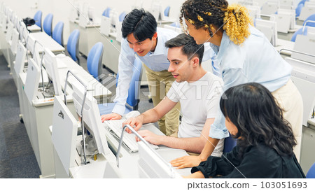 跨國集團在辦公室交談 103051693