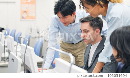 跨國集團在辦公室交談 103051694