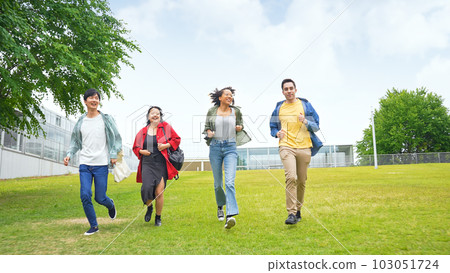 多國學生團體戶外跑步 多國學生團體戶外跑步 103051724