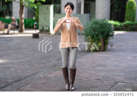 一個帶著心形標記的年輕女子 一個帶著心形標記的年輕女子 103052472