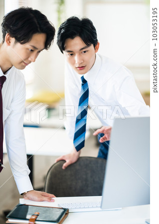 兩位商人在顯示器上檢查演示材料 103053195