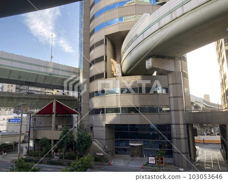 世界罕見!高速公路穿過建築物 世界罕見!高速公路穿過建築物 103053646