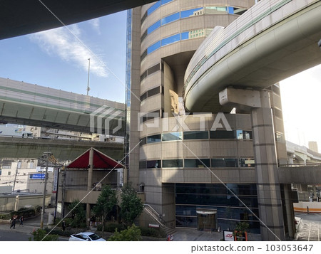 世界罕見！高速公路穿過建築物 103053647
