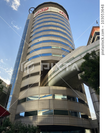 Rare in the world! highway passes through building 103053648
