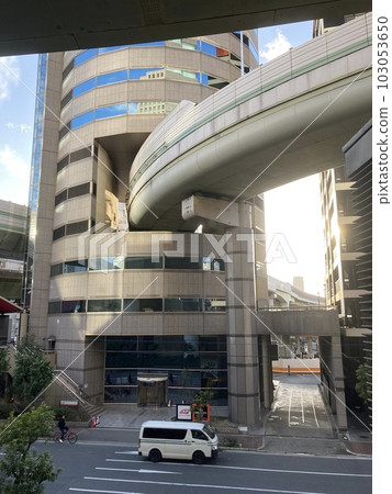 Rare in the world! highway passes through building 103053650