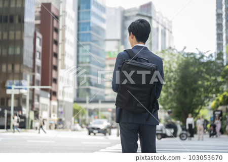 站在街角的年輕商人的背影 站在街角的年輕商人的背影 103053670