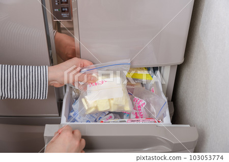 [家庭主婦從冰箱裡拿出黃油] 103053774