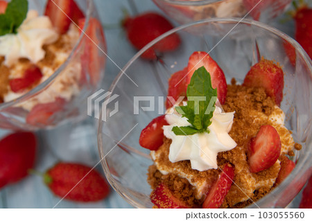 Strawberry tiramisu with mascarpone and Speculoos 103055560