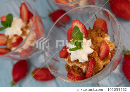 Strawberry tiramisu with mascarpone and Speculoos Strawberry tiramisu with mascarpone and Speculoos 103055562