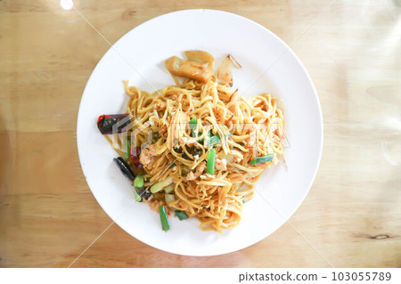 stir fried noodles with pork and vegetable 103055789