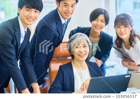 Middle business woman working in the office 103056337