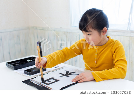 Elementary school students learning calligraphy 103057028