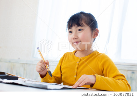 Elementary school students learning calligraphy 103057031
