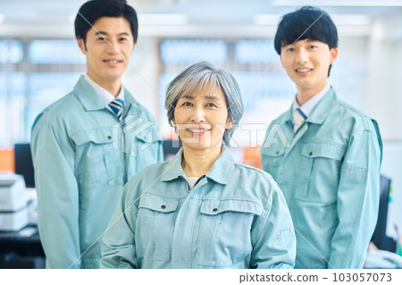 Senior female managers and young workers in work clothes lined up in the office 103057073