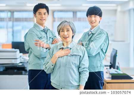 Senior female managers and young workers in work clothes lined up in the office 103057074