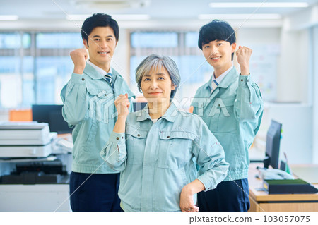 Senior female managers and young workers in work clothes lined up in the office 103057075