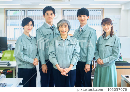 Business team of workers gathered in the office 103057076