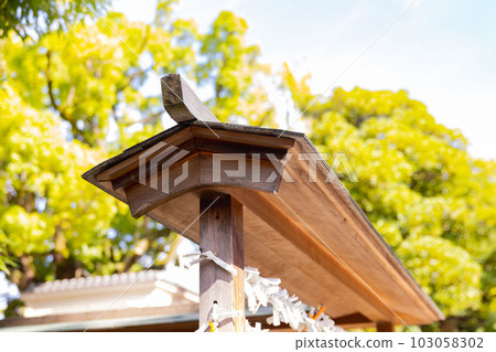 Roof of Tomioka Hachimangu shrine [image of shrine] 103058302