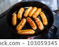 Bake the sausages crispy in a frying pan [Cooking] 103059345