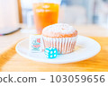 Eat lemon tea and muffins at a cafe [food] 103059656